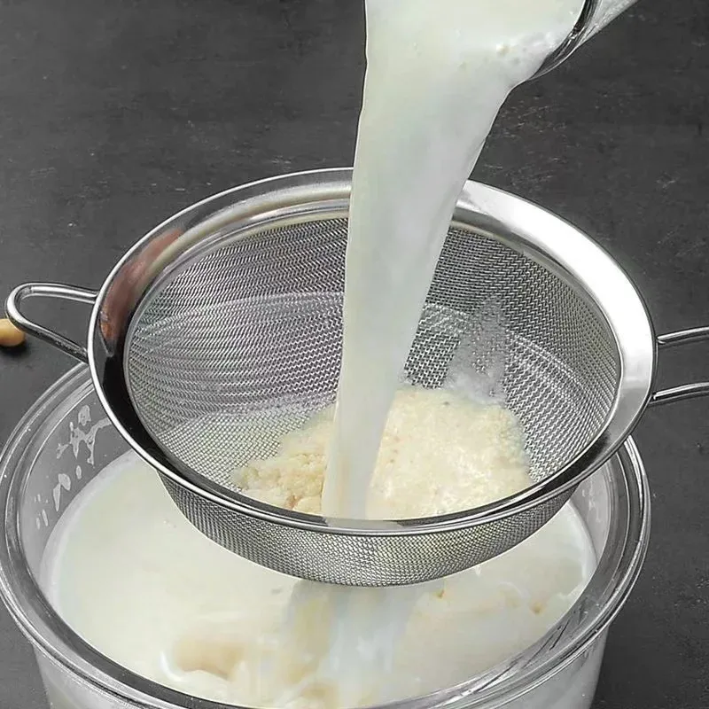Feinmaschiges Küchensieb mit Edelstahlgewebe und langem Griff